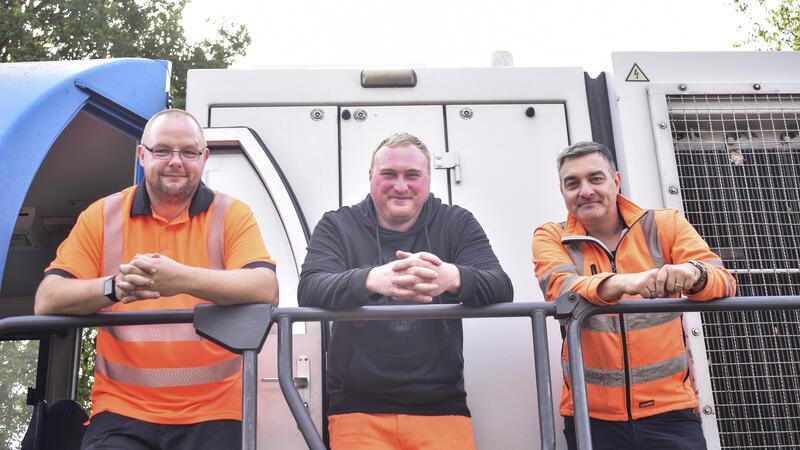 Ein staubiger und riskanter Job: Waldkalkung von Fredenbeck bis Beverstedt Paul Hantschel (links) und Ronny Elsholz (rechts) fuhren mit dem Kalkzug von Scharzfeld bis Rotenburg (Wümme). Ab dort begleitete sie Tino Albrecht am nächsten Morgen bis Fredenbeck.