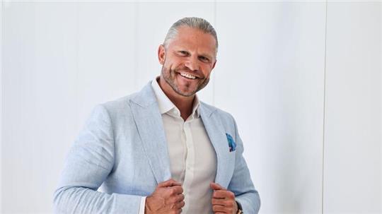 Paul Janke will mehr als zehn Jahre nach seiner „Bachelor“-Premiere noch einmal Rosen verteilen - manches ist da anders. (Archivbild)