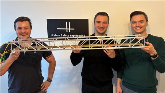 Paul Krüger (von links), Constantin Schnabl und Merlin Betzler betreiben das Technologie-Unternehmen Modern Safety Engineering. Sie sind spezialisiert auf die Erhaltung des Brückenbestands in Deutschland.