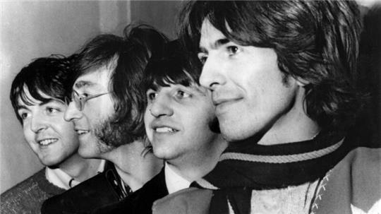 Paul McCartney (l-r), John Lennon, Ringo Starr und George Harrison aka The Beatles haben mal wieder einen Rekord gebrochen: Sie verzeichnen die größte Spanne zwischen zwei Nummer-eins-Hits überhaupt.
