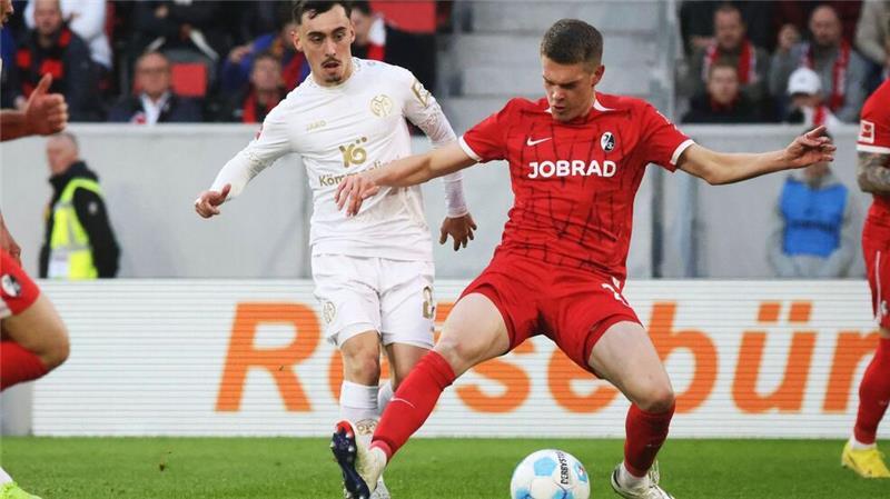 Gerechtes Unentschieden zwischen Freiburg und Mainz 05 Paul Nebel und Matthias Ginter lieferten sich einige Duelle.