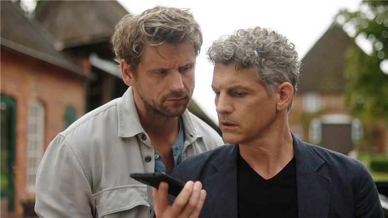 Paul (Steve Windolf) und David (Martin Bretschneider) machen sich Sorgen um Beke, die von einem Umweltaktivist als Geisel genommen wurde.