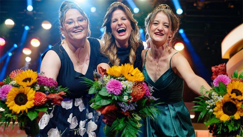 Paula Löber (M), neu gewählte 78. Deutsche Weinkönigin aus dem Weinanbaugebiet Saale-Unstrut, steht mit den Weinprinzessinnen Kathrin Knierim (l, Rheinhessen) und Natalie Schäfter (Württemberg) bei der Wahl zur 78. Deutschen Weinkönigin auf der Bühne.