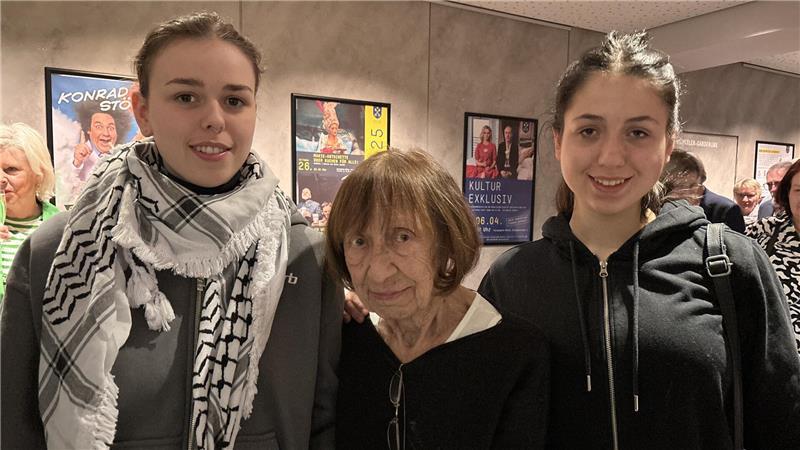 Paula (links) und Lina Pichelmann kamen mit ihrer Oma Charlotte Pichelmann extra aus Hamburg nach Buxtehude.