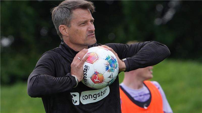 Guter Test auf der Insel: FC St. Pauli holt Remis Pauli-Coach Alexander Blessin sieht noch Arbeit vor sich.