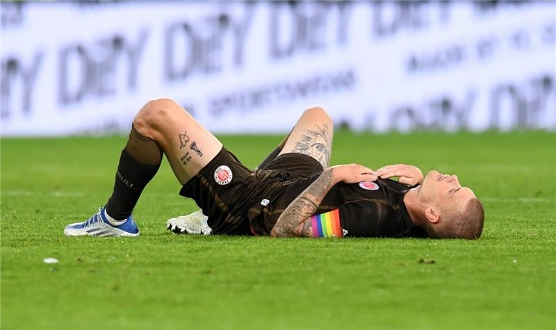 HSV erwartet hitziges Stadtderby gegen St. Pauli Pauli-Spieler Eric Smith liegt nach dem Spiel gegen Heidenheim auf dem Platz. Ausgerechnet in einer schwachen Phase kommt es zum Derby gegen den HSV. Foto: Daniel Bockwoldt/dpa