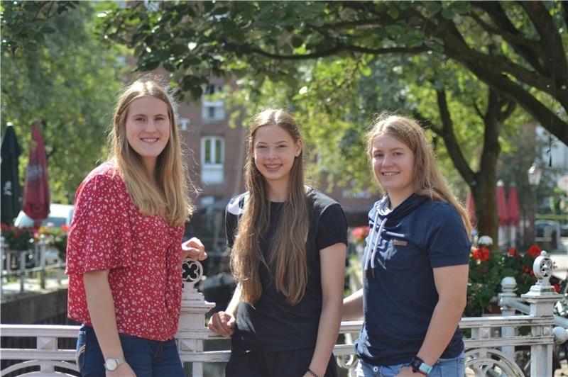 Paulina Golla (18), Luisa Scherer (18) und Lisa Antl (19, Foto von links) wollen in Buxtehude im ersten Jahr vor allem eines: lernen.