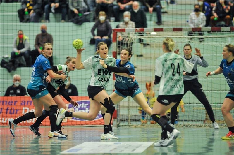 BSV startet nächsten Anlauf im Nord-Derby Paulina Golla (links, hier gegen Ex-Mitspielerin Liv Süchting) fühlt sich in Oldenburg wohl. Foto: Jan Iso Jürgens