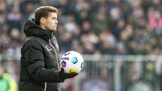 Paulis Trainer Fabian Hürzeler hält einen Ball an der Seitenlinie.