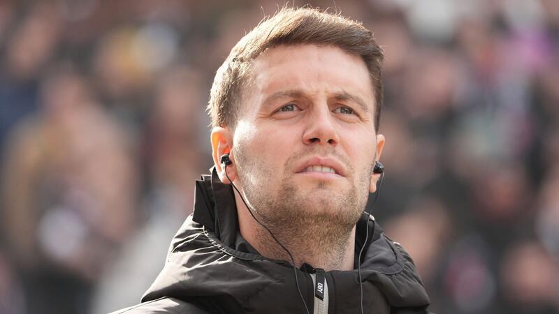 St.-Pauli-Trainer Hürzeler: Nicht von Komplimenten leiten lassen Paulis Trainer Fabian Hürzeler steht vor Beginn am Spielfeldrand.