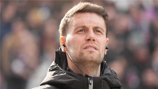 Paulis Trainer Fabian Hürzeler steht vor Beginn am Spielfeldrand.