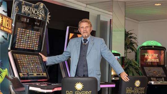 Paus Gauselmann mit 84 Jahren im Jahr 2019 in einem Showroom am Firmensitz. Nun geht er mit 90 in Ruhestand.
