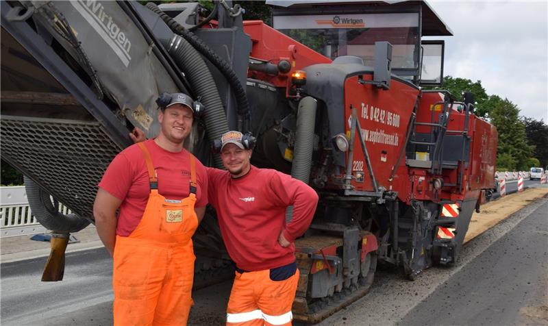 Pause: Die Maschinisten Fabian Herold und Martin Seidler warten auf die nächsten Lastwagen. Fotos Nowotny