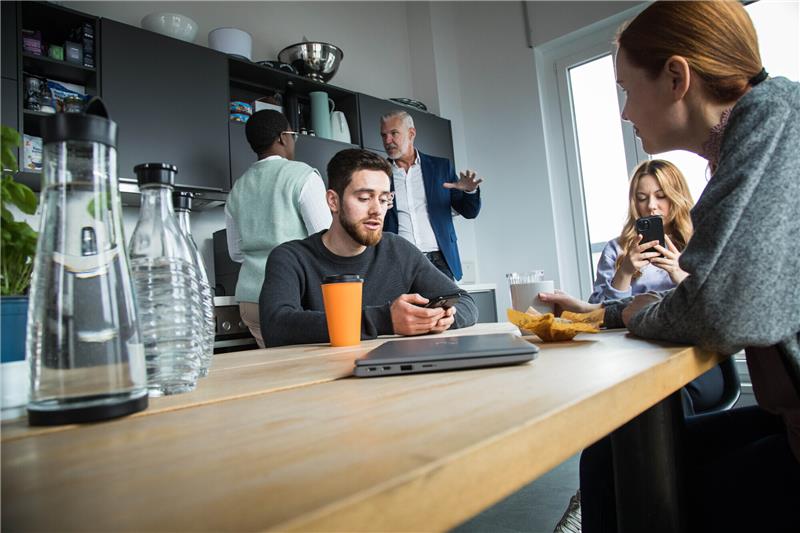 Wann, wie oft, wie lange: Was Arbeitnehmer zu Pausen wissen sollten Pause ist Pause: Beruflich erreichbar müssen Arbeitnehmer während dieser Zeit nicht sein. Foto: Christin Klose/dpa-tmn