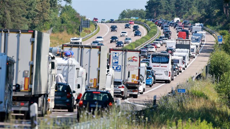 Pausen einplanen: Regelmäßige Stopps alle zwei Stunden oder 200 Kilometer helfen, unangenehme Situationen im Stau zu vermeiden.