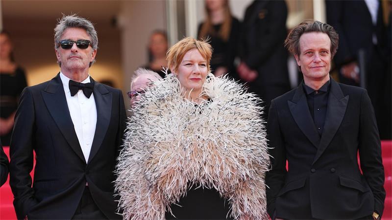 Wird Hollywood 2027 zu Hüllerwood? Pawel Pawlikowski, Sandra Hüller und August Diehl vor dem Festivalpalast in Cannes. (Archivbild)