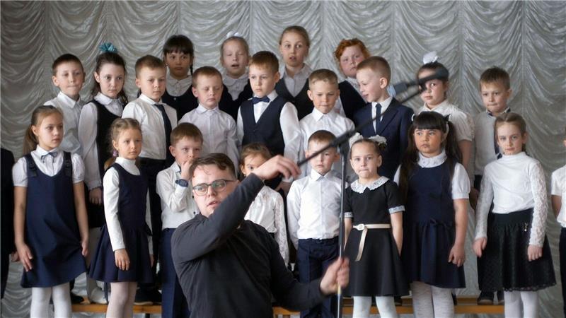 Oscar gegen Putin – Russen streiten über die „Nobody“-Doku Pawel, genannt Pascha, dokumentiert patriotische Schulveranstaltungen für das Bildungsministerium - Szene mit Pawel Talankin und Schulkindern aus der Doku und dem Oscar-Gewinnerfilm „Ein Nobody gegen Putin“.
