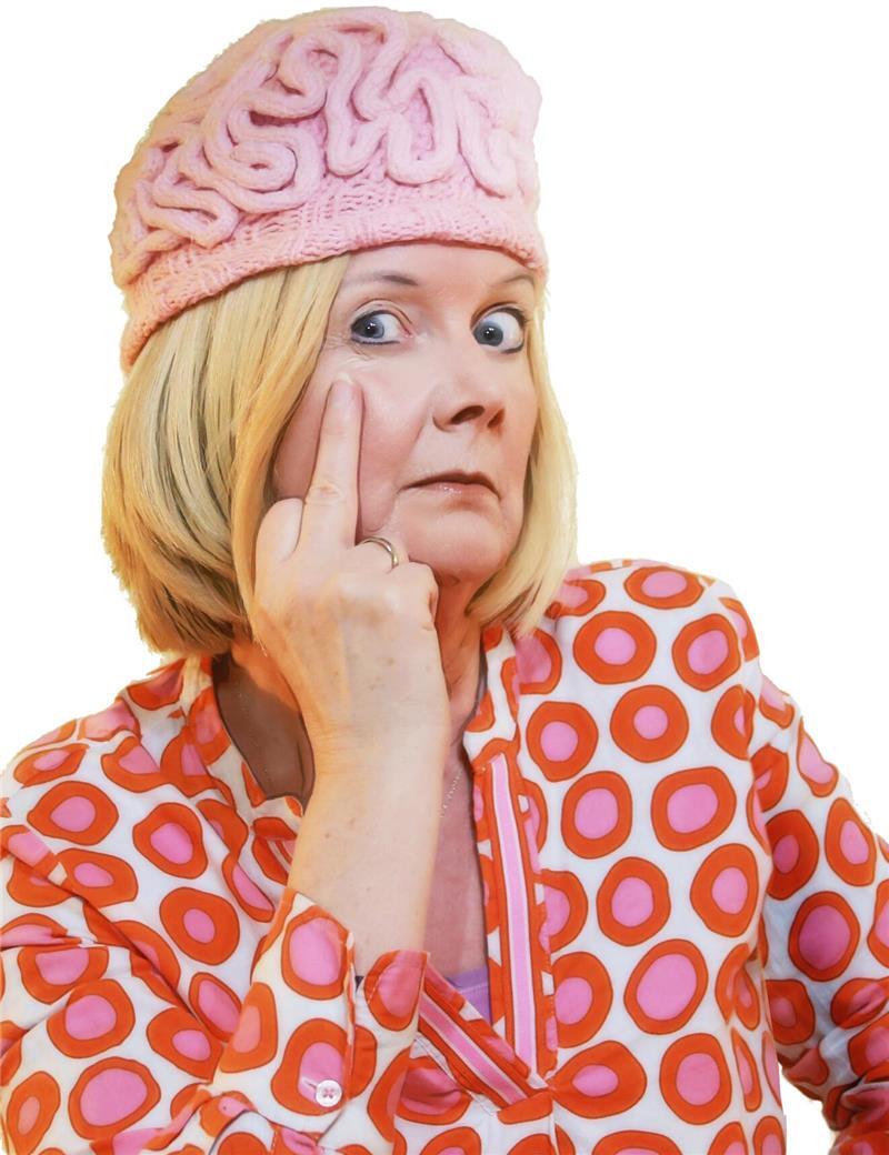 Theater im Hinterhof gerettet: Die Buxtehuder Bühne hat einen neuen Macher Pe Krieger mit gepunkteter Tunika und rosa Pillbox Hut auf dem Kopf, das Kinn auf die Hand mit ausgestrecktem Mittelfinger gestützt