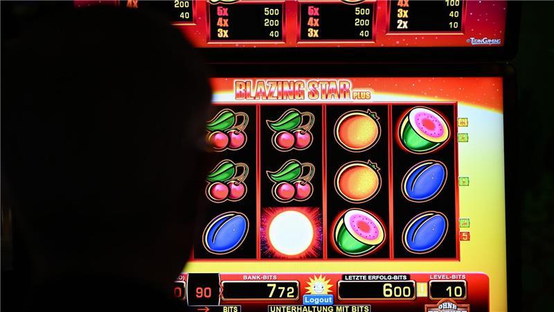 Pech gehabt: Es sind nur zwei Kirschen in einer Reihe, das reicht nicht für einen Gewinn. Szene aus einer Spielothek in Deutschland.