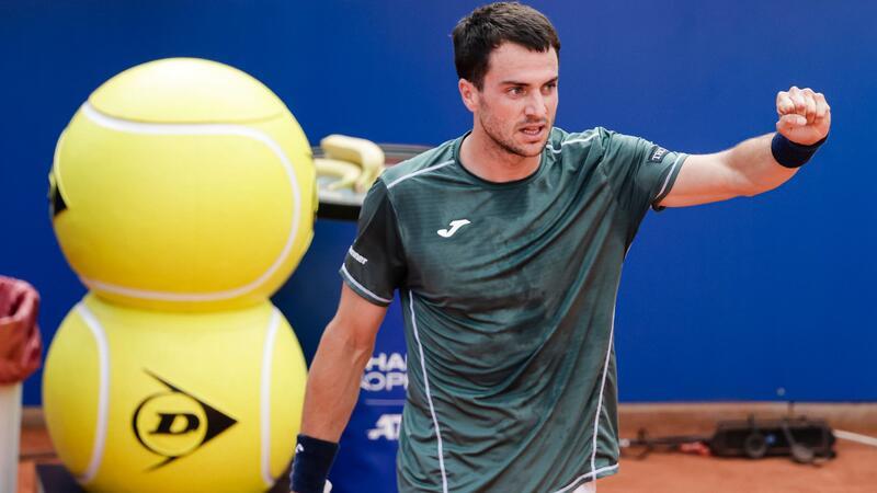 Knie hält: Zverev souverän ins Halbfinale in Hamburg Pedro Martinez bejubelt seinen Viertelfinalsieg.