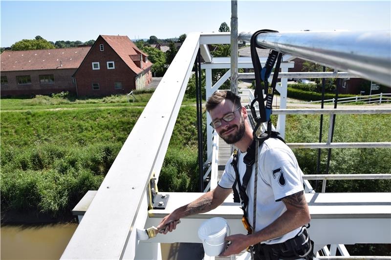 Peer Lütjens trägt die zweite Schicht wasserbasische Farbe auf den Brückenkopf auf. Fotos: Battmer