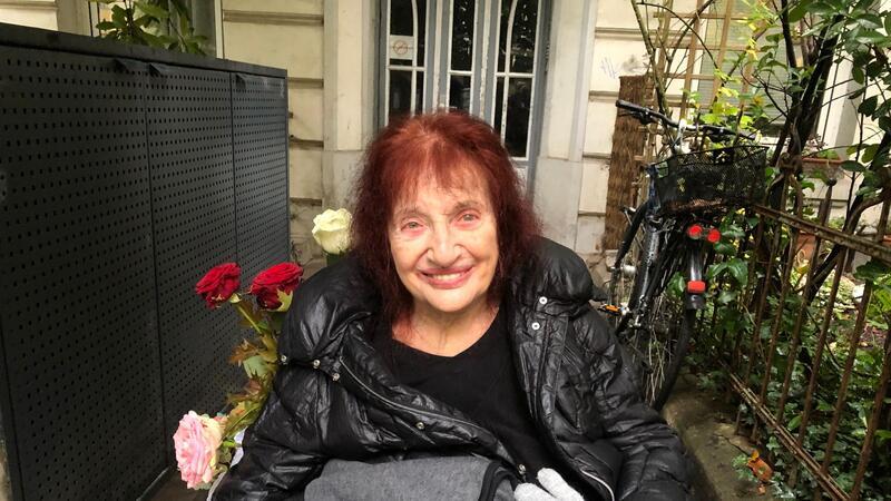 Neuer Parnass-Platz erinnert in Eimsbüttel an Holocaust Peggy Parnass, Tochter des jüdische Ehepaars Parnass bei der Umbenennung des Platzes.