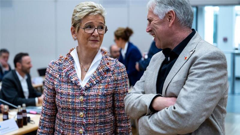 Metall-Tarifparteien ringen um Pilotabschluss am Montag Peilen einen Pilotabschluss an: Horst Ott, Verhandlungsführer der IG Metall Bayern, und Angelique Renkhoff-Mücke, Verhandlungsführerin des Arbeitgeberverbands vbm. (Archivbild)