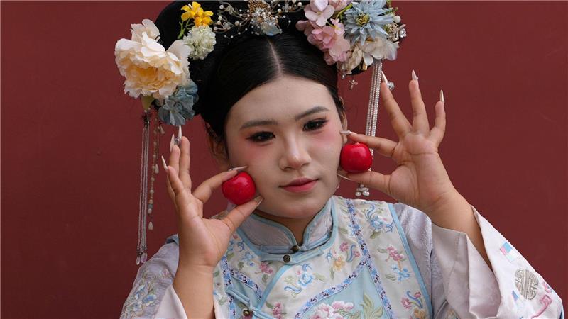 Peking: Frau in traditioneller Tracht feiert Nationalfeiertag vor der Verbotenen Stadt