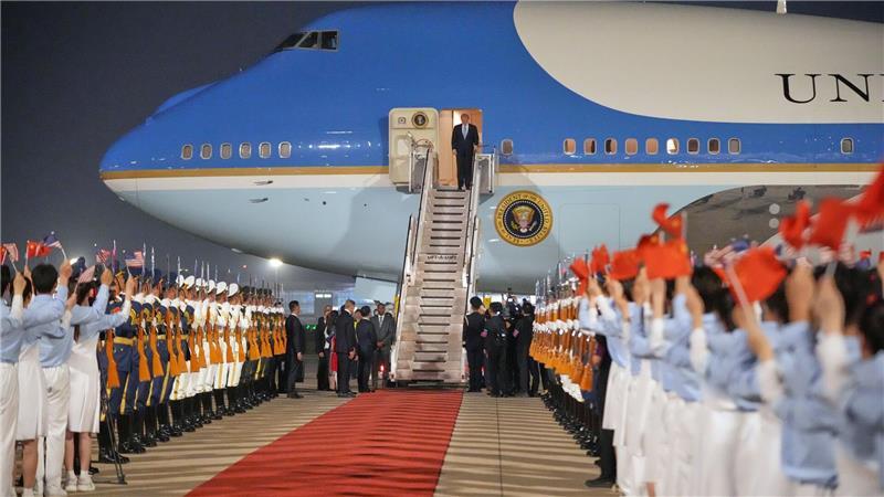 Peking: Große Bühne am Airport – Trump landet in China mit der Air Force One