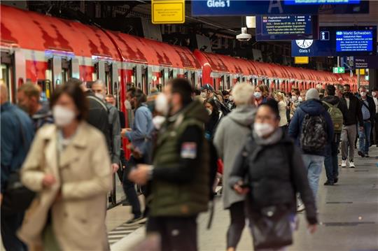 Pendler benutzen in den Morgenstunden die S-Bahn am Hauptbahnhof. Foto: Peter Kneffel/dpa