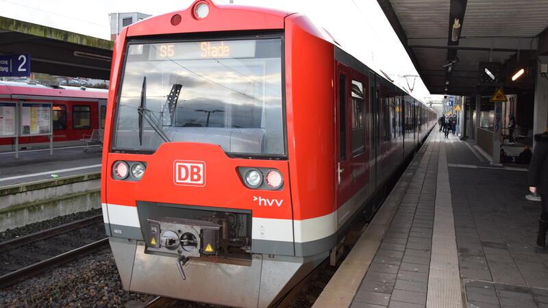 Ein Zug der S-Bahn-Linie 5 steht im Stader Bahnhof.