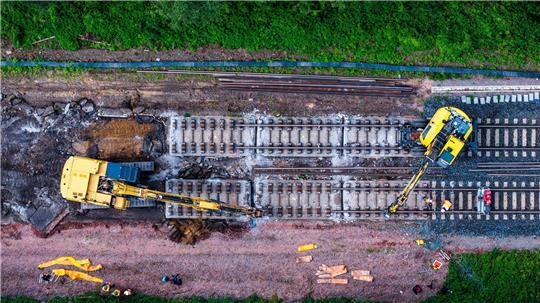 Pendler müssen weiter Geduld beweisen: Die Sanierung der Strecke Hamburg-Berlin verzögert sich. (Archivbild)