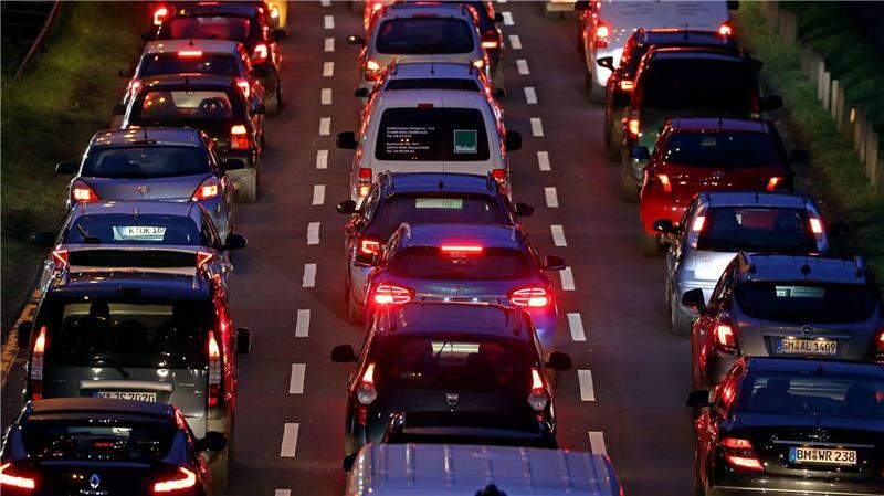 Pendler, Gastro, Ehrenamt: Bundestag beschließt Entlastung Pendler sollen stärker entlastet werden. (Archivbild)