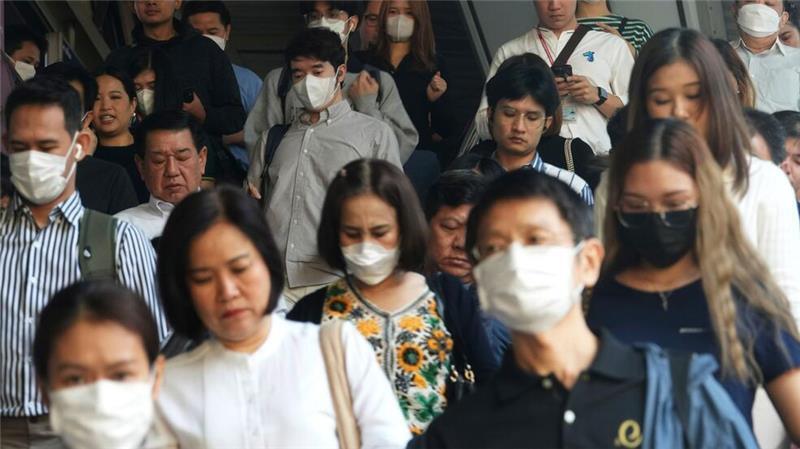 Gefährlicher Smog in Bangkok: Notmaßnahmen eingeleitet Pendler tragen Gesichtsmasken, um sich vor der Luftverschmutzung zu schützen.