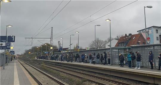 Pendler und Schüler warten am Bahnsteig in Neu Wulmstorf. Vor allem in Richtung Hamburg kam es zu Ausfällen am Mittwochmorgen.
