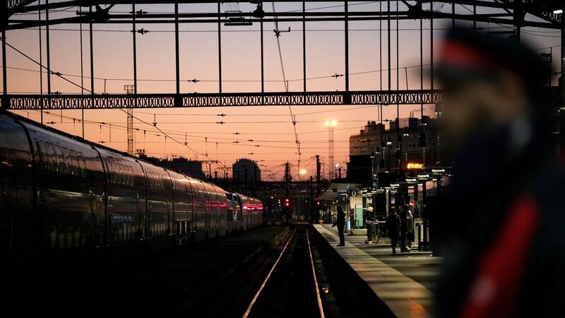 Messerangreifer verletzt drei Menschen in Pariser Bahnhof Pendler warten auf einen Zug am Bahnhof Gare de Lyon. Ein Messerangreifer hat in dem Bahnhof am Samstagmorgen drei Menschen verletzt.