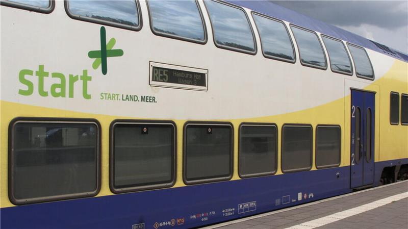 Pendler zwischen Stade und Cuxhaven müssen sich auf neue Zug-Farben einstellen. Die Regionalexpress fährt demnächst im Rot der DB Regio.
