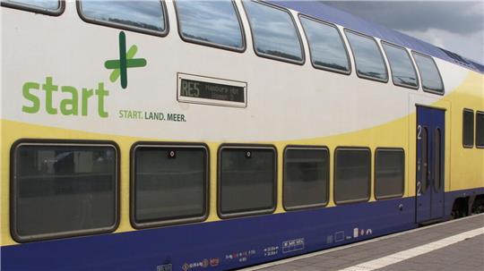 Pendler zwischen Stade und Cuxhaven müssen sich auf neue Zug-Farben einstellen. Die Regionalexpress fährt demnächst im Rot der DB Regio.
