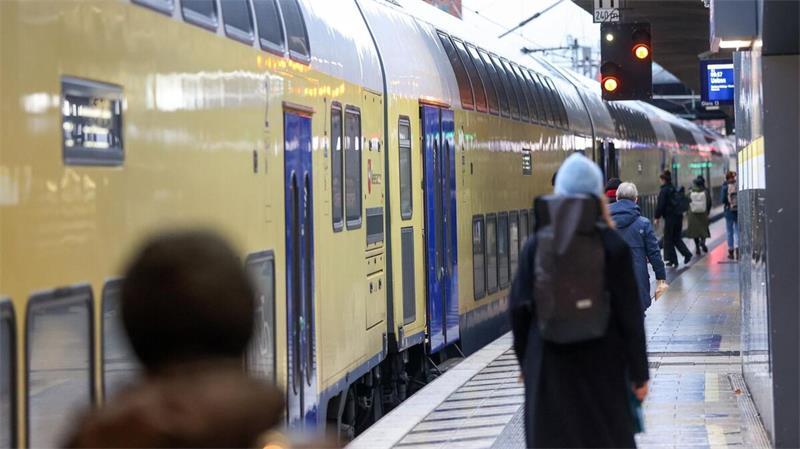 Pendlerfrust auf der RE5-Strecke: Verspätungen, Zugausfälle und lange Wartezeiten prägen den Alltag zwischen Cuxhaven, Stade und Hamburg – die Bauarbeiten dauern an.