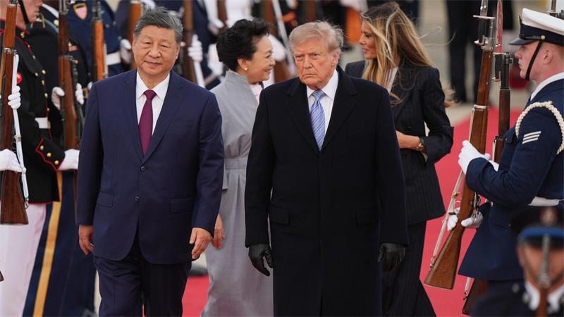 Chinas Präsident Xi zu Staatsbesuch in den USA angekommen Peng Liyuan und Melania Trump begleiten die Staatschefs.