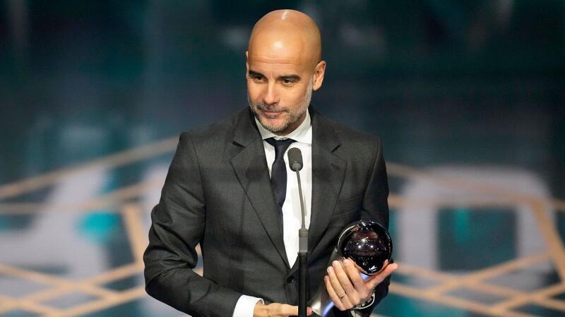 Guardiola und Wiegmann bei FIFA-Wahl ausgezeichnet Pep Guardiola, Trainer von Manchester City, nimmt den Preis für den besten Männertrainer entgegen.