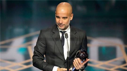 Pep Guardiola, Trainer von Manchester City, nimmt den Preis für den besten Männertrainer entgegen.