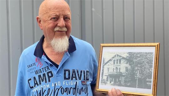 Peper's Hotel in der Buxtehuder Bahnhofstraße: Jens Eckmann zeigt die historische Ansicht des einst von seiner Familie gegründeten Gastgewerbes.