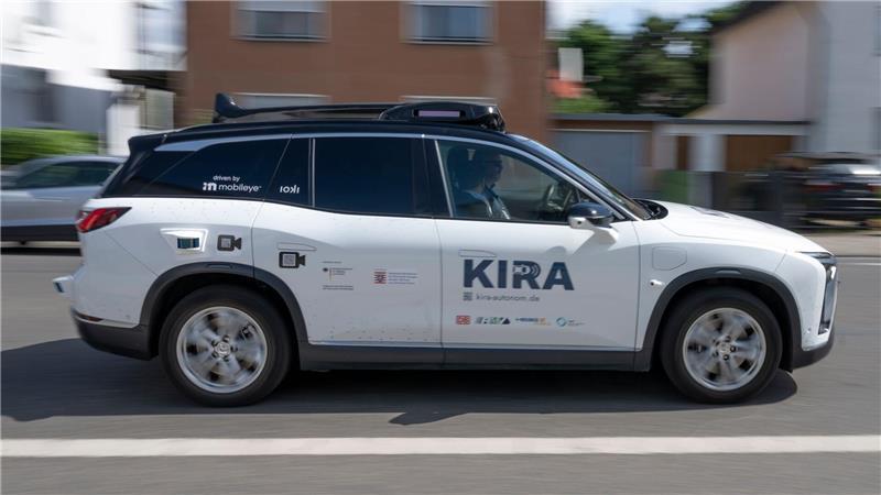 Selbstfahrende Autos transportieren erste Fahrgäste Per App können Fahrgäste Fahrten auf Abruf buchen.