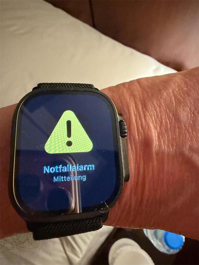 Per App wird Tidiks nicht nur per Handy alarmiert, sondern auch direkt auf seiner Armbanduhr.