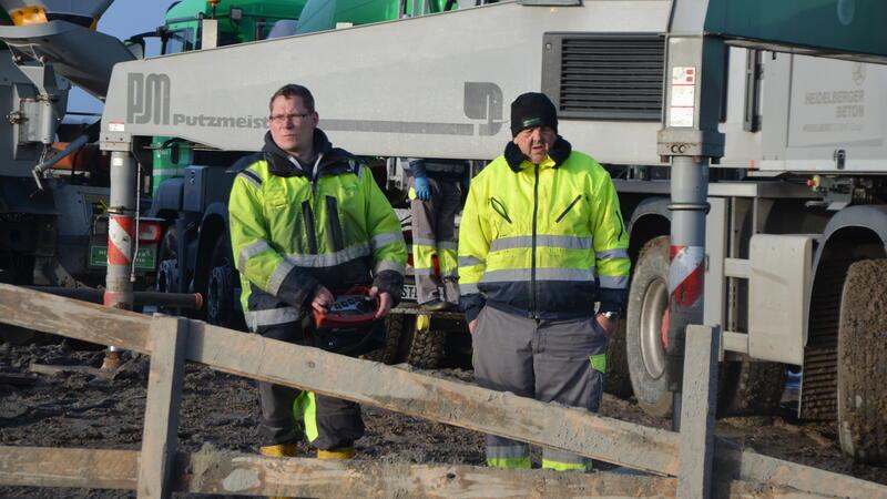 Per Fernbedienung wird das Rohr gesteuert, über das der Spezialbeton auf dem Grund aufgebracht wird.