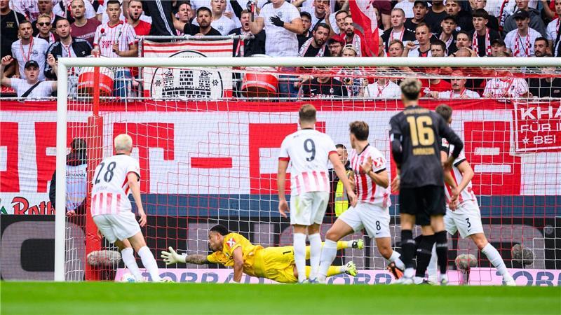 Dank Jokertoren: Freiburg dreht Partie nach VfB-Hackentor Per Hacke erzielte Ermedin Demirovic (verdeckt) das 1:0 der Schwaben - Freiburgs Torwart Noah Atubolu streckt sich vergeblich.