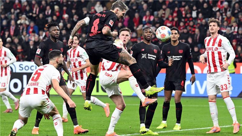 Fan-Boykott und Traumtor: Bayer gewinnt Rhein-Derby Per Kopf erfolgreich: Leverkusens Robert Andrich.
