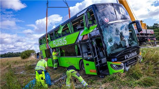 Per Kran sollte der verunfallte Bus geborgen werden.