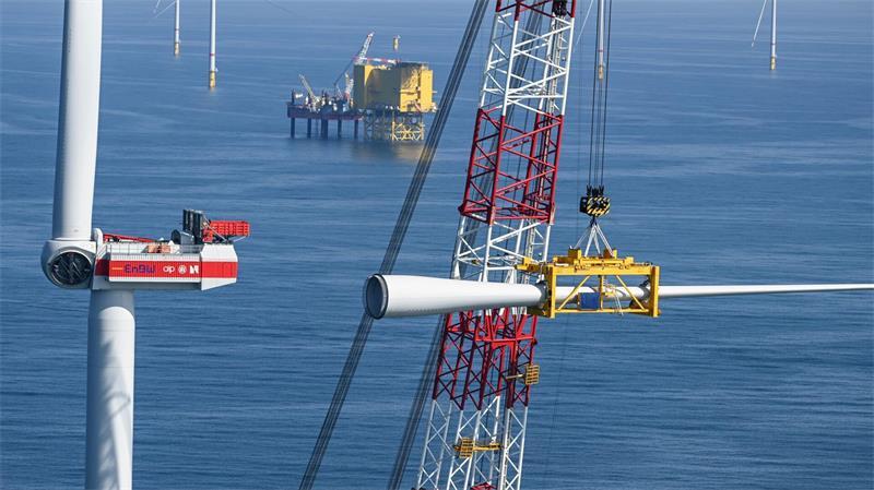 Per Kran werden die Windräder zusammengebaut.